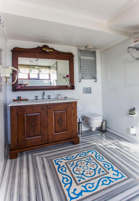 Double Room with Balcony image 3