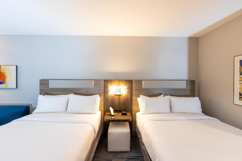 Standard Queen Room with Two Queen Beds image 2