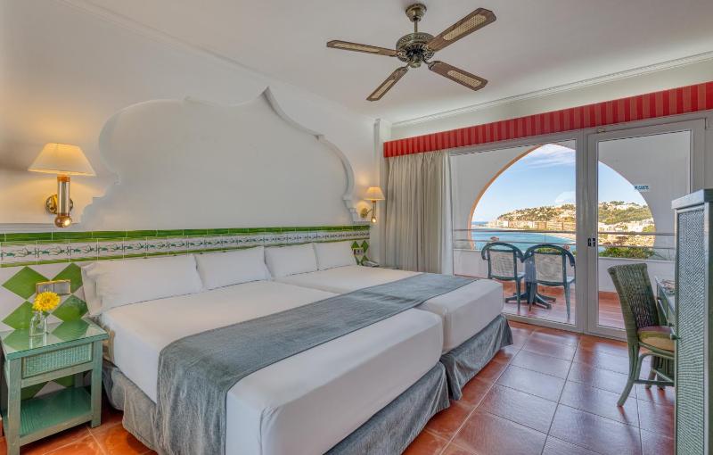 Standard Twin Room with Sea View image 3