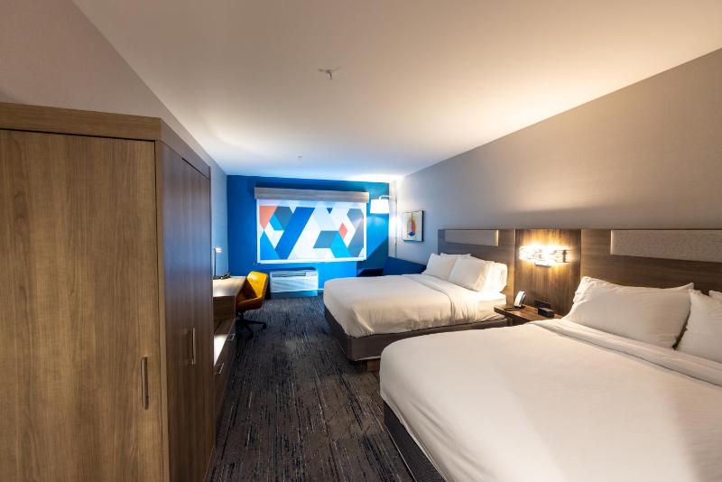Queen Suite with Two Queen Beds - Non-Smoking image 3