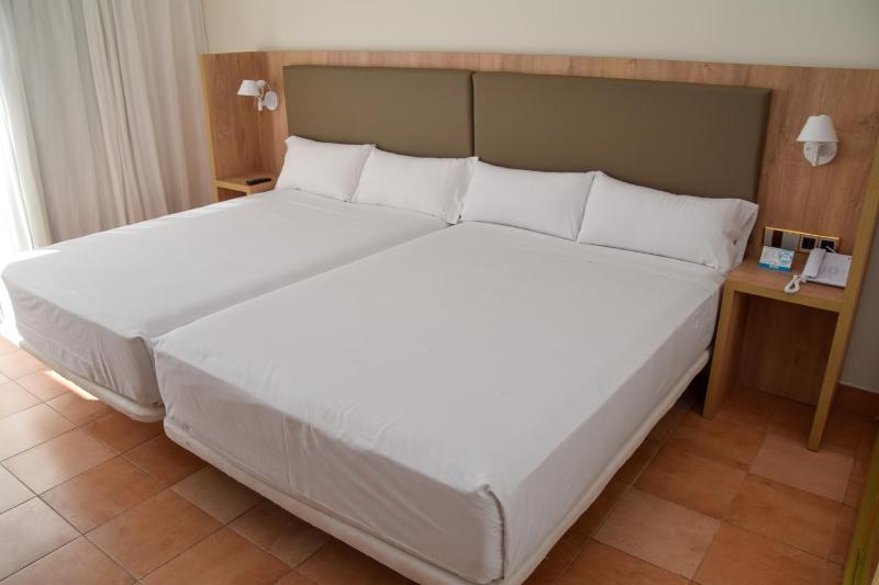 Twin Room (2 Adults + 2 Children) image 3