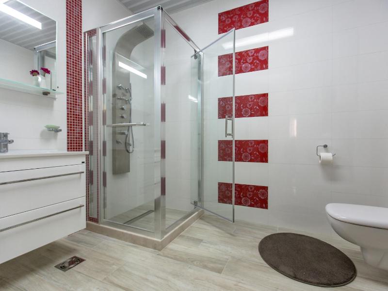 One-Bedroom Apartment with Balcony and Garden View image 4