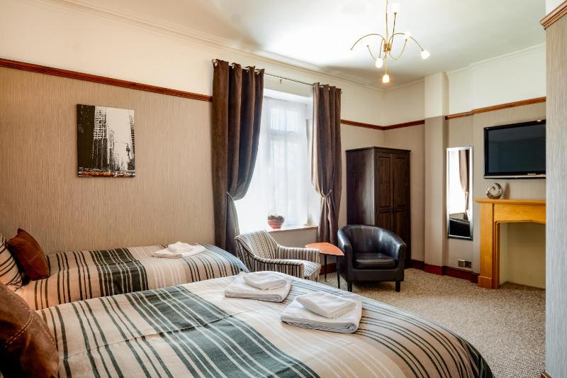 Standard Triple Room image 3