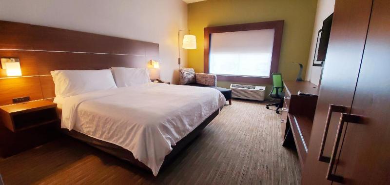 Standard King Room image 3