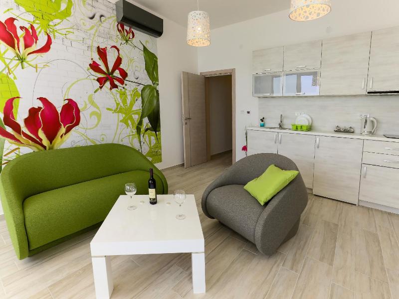 One-Bedroom Apartment with Balcony and Sea View image 2