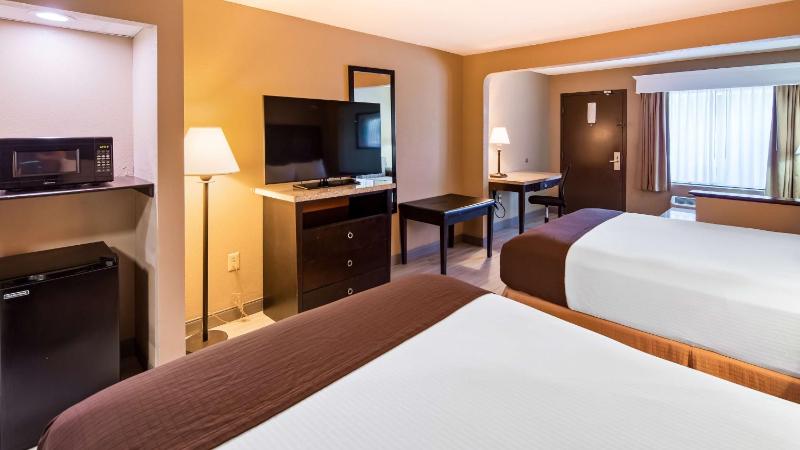 Queen Room with Two Queen Beds - Non-Smoking image 3