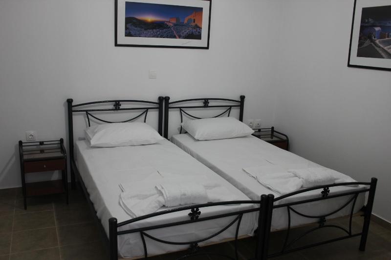 Standard Twin Room image 3