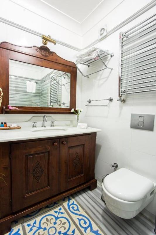 Superior King Room image 3