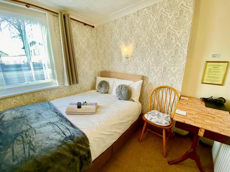 Standard Double Room image 3