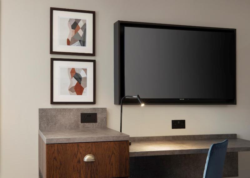 Superior King Room image 3