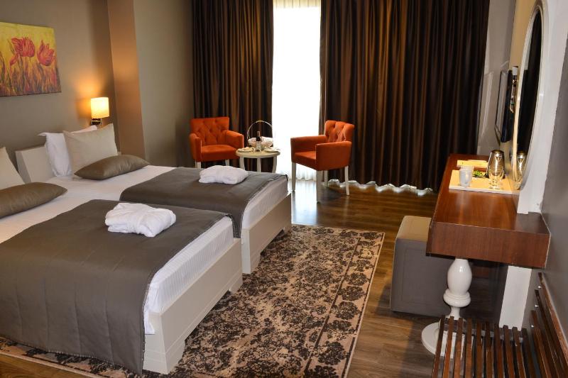 Standard Double Room with Balcony image 4