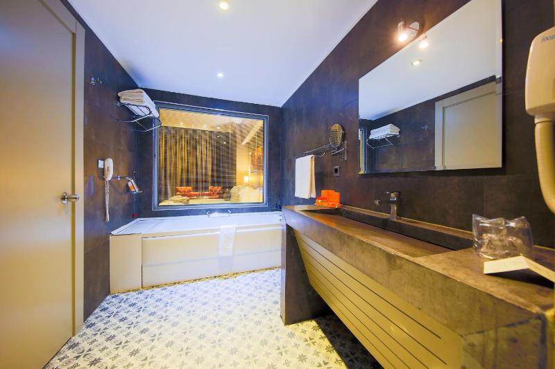 Deluxe Twin Room image 2