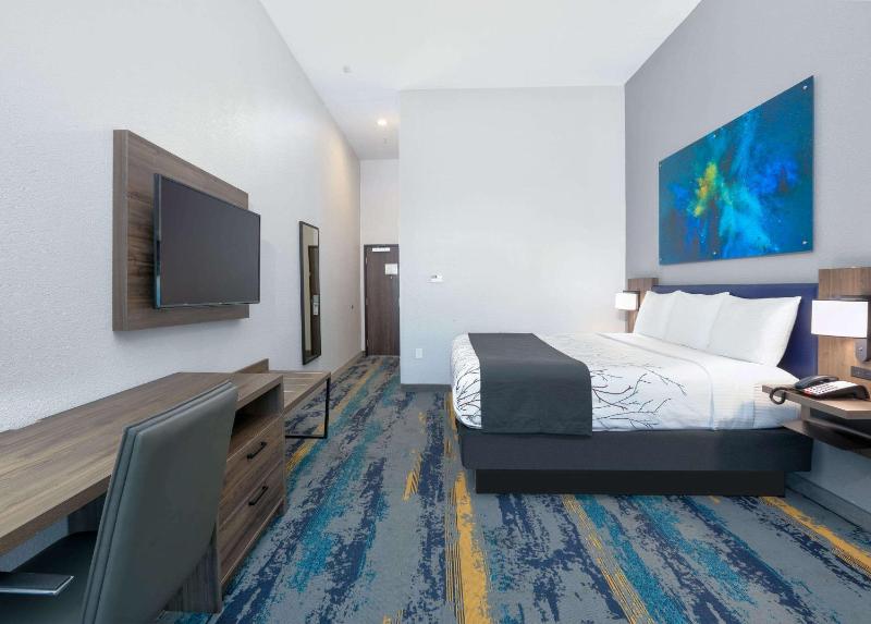 La Quinta Inn & Suites by Wyndham Dallas/Fairpark - image 19