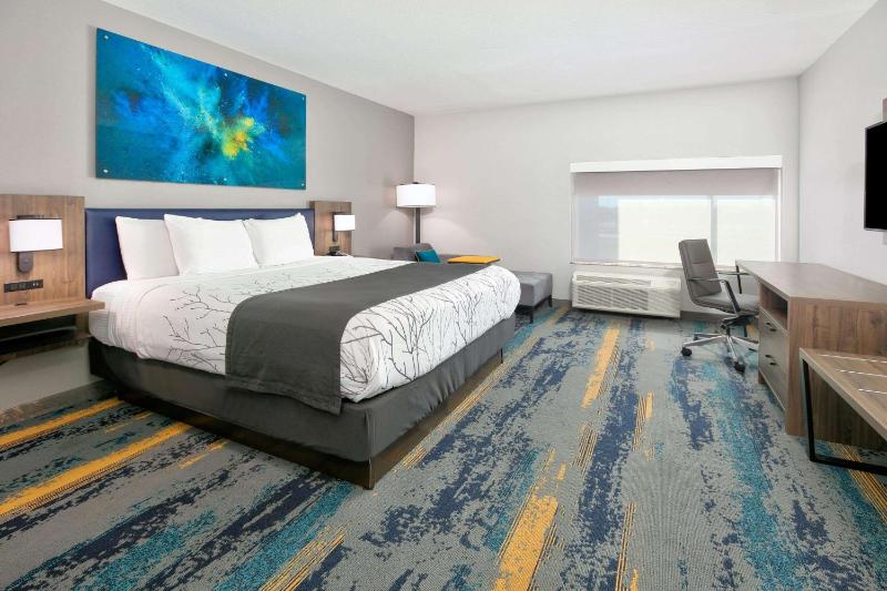 La Quinta Inn & Suites by Wyndham Dallas/Fairpark - image 50