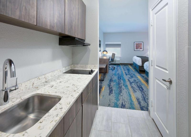 La Quinta Inn & Suites by Wyndham Dallas/Fairpark - image 24