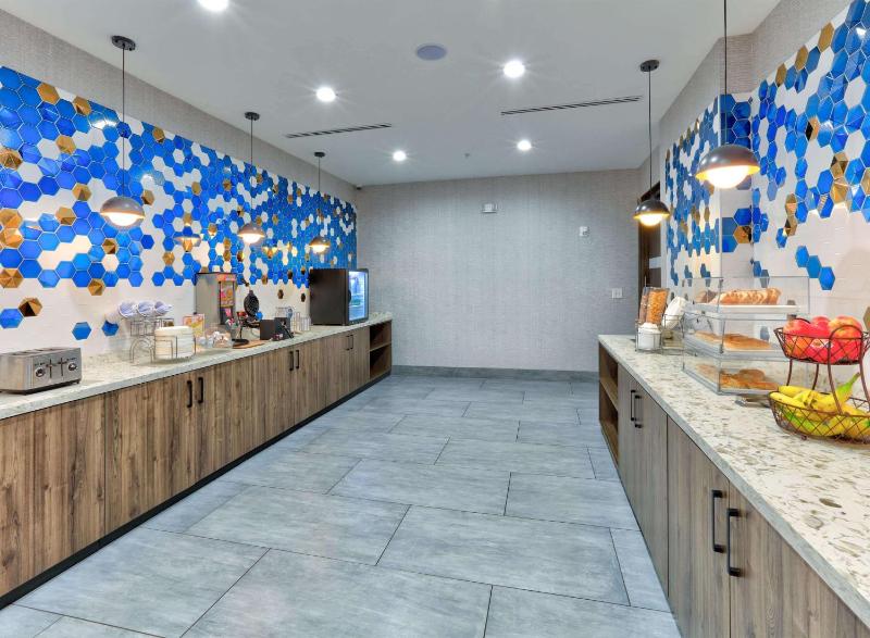 La Quinta Inn & Suites by Wyndham Dallas/Fairpark - image 7