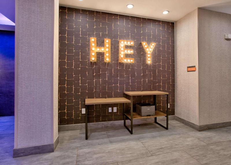 La Quinta Inn & Suites by Wyndham Dallas/Fairpark - image 43