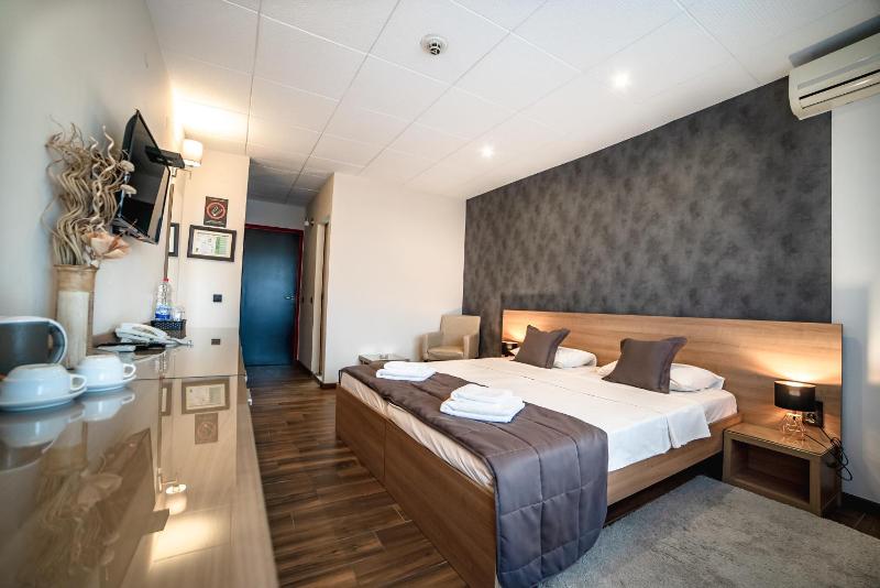 Double/Twin Room image 3