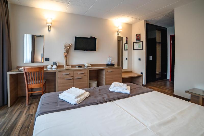 Double/Twin Room image 4