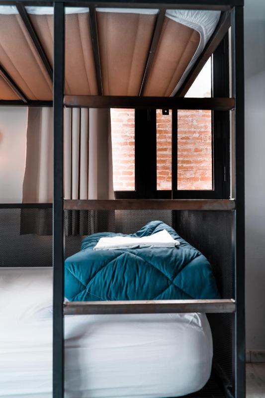 Bed in 6-Bed Mixed Dormitory Room image 4