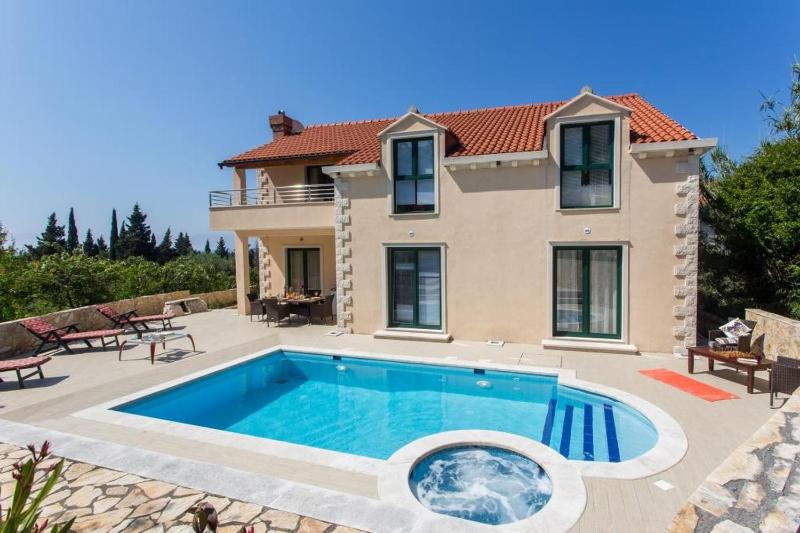 Villa Avoca Images
