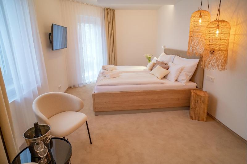 Deluxe Double or Twin Room with Balcony image 4