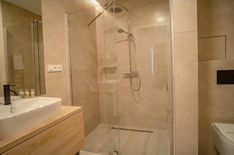 Deluxe Double or Twin Room with Balcony image 3