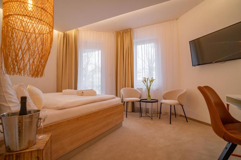 Deluxe Double or Twin Room with Balcony image 2