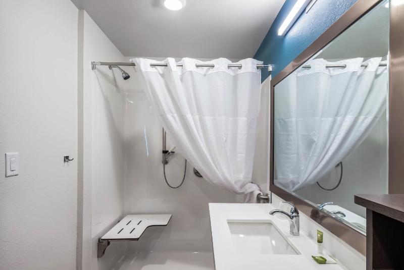Queen Room with Roll-In Shower - Accessible/Non Smoking image 4