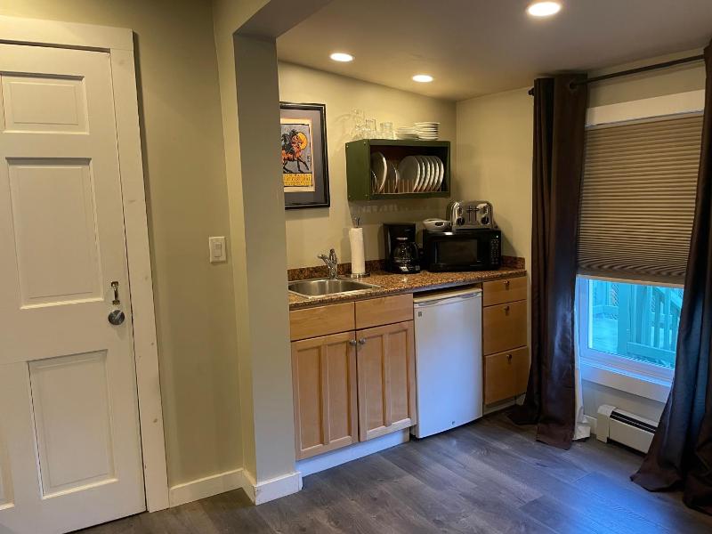 Deluxe King Suite image 4