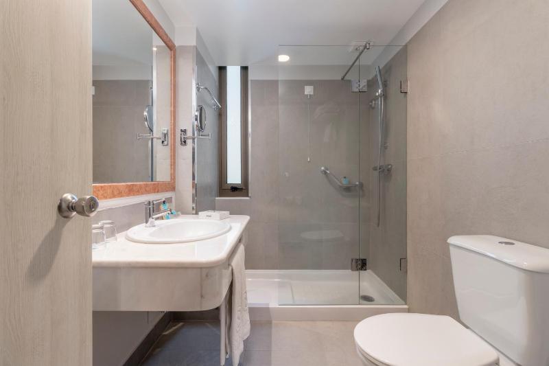 Double or Twin Room with Garden View image 3