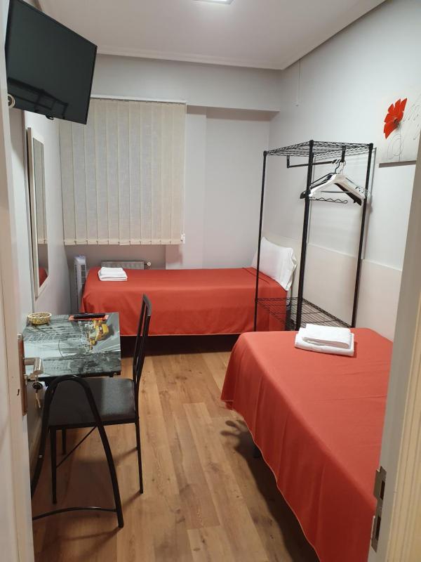 Twin Room with Shared Toilet image 2