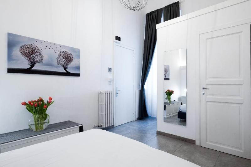 Double Room image 3