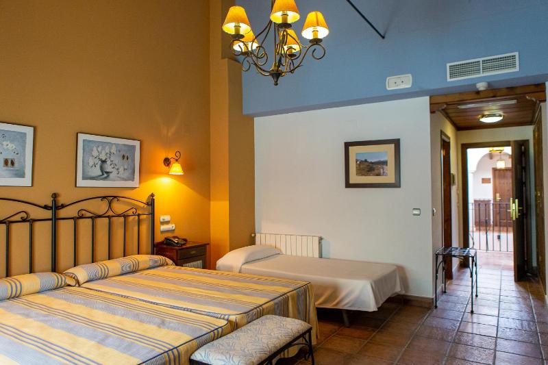 Twin Room with Extra Bed image 1