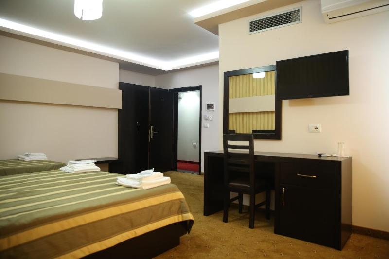 Triple Room with Lake View image 4