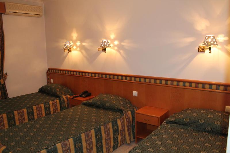 Triple Room with Private Bathroom image 3