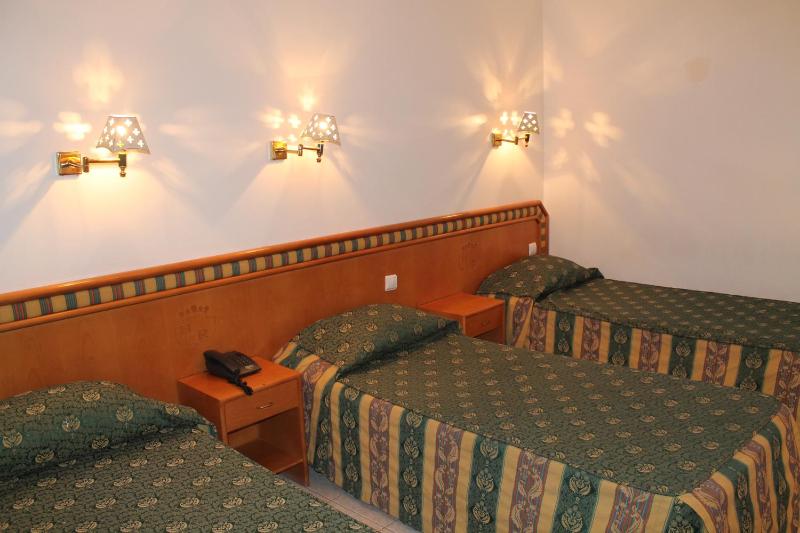 Triple Room with Private Bathroom image 2