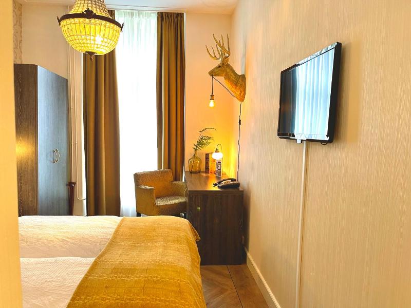 Standard Double Room image 3