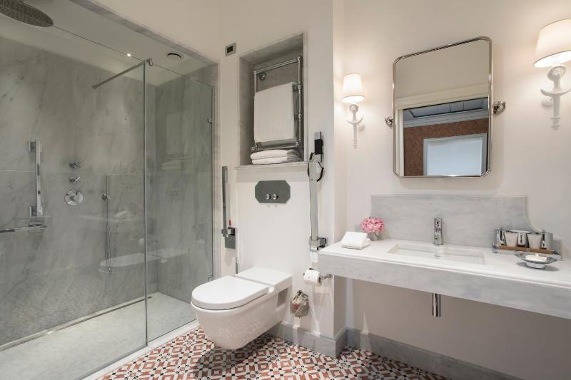 Deluxe Double Room with Sea View image 3