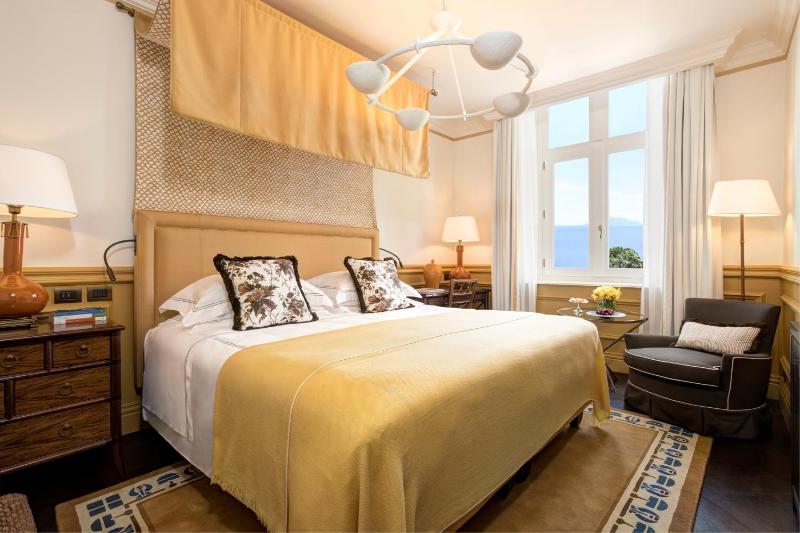Deluxe Double Room with Sea View image 1