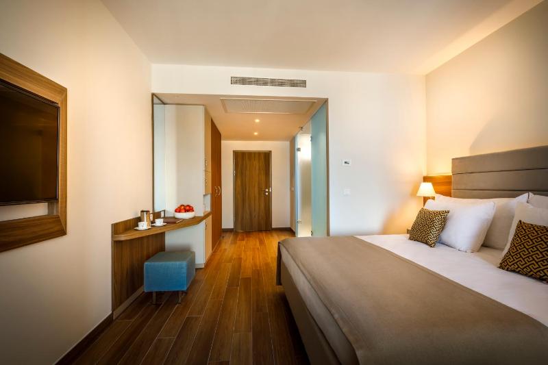 Room for 2+2 Seaview image 3
