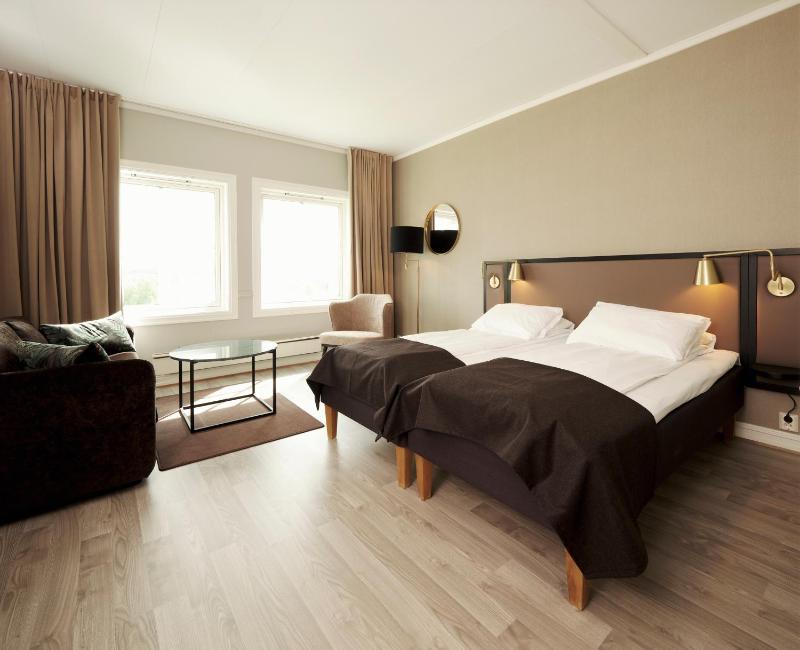 Superior Double Room with direct pool access image 3