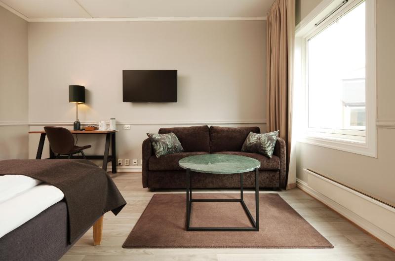 Superior Double Room with direct pool access image 4