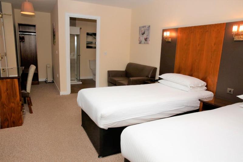 Twin Room image 4