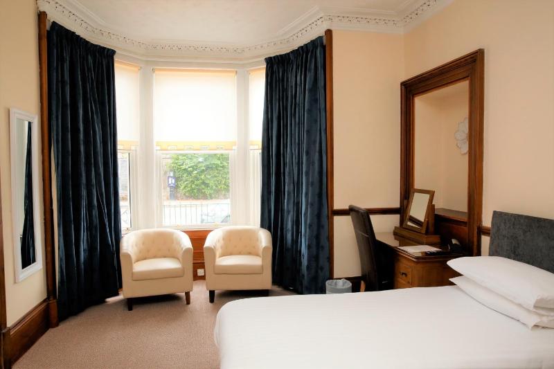 Twin Room image 3