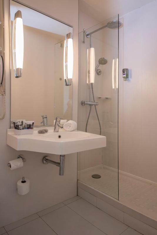 Classic Double Room image 4