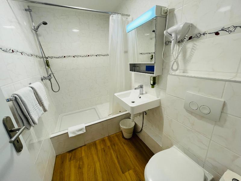 Standard Twin Room image 4