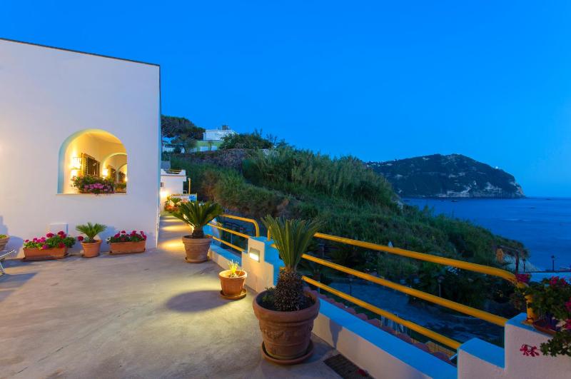 Superior Double Room with Sea View image 2