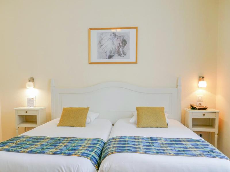Superior Twin Room image 3