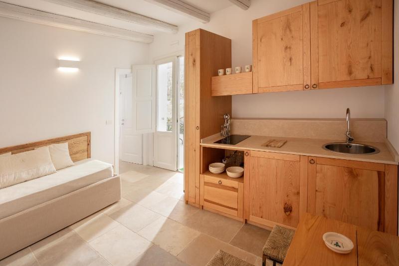 Queen Suite with Pool View image 4